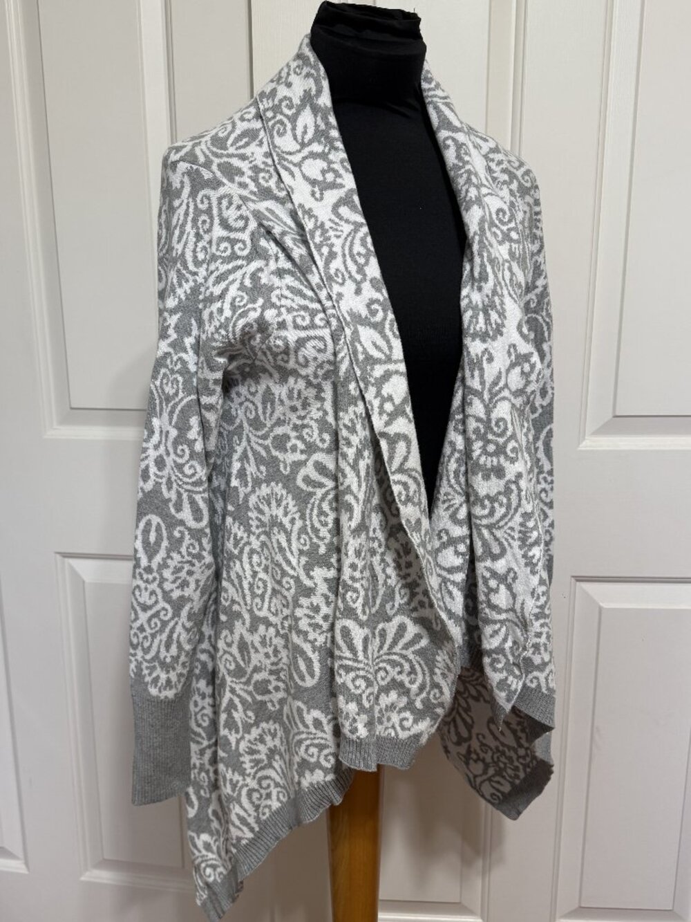 Maurices 100% Cotton Cardigan Sweater L Gray Ivory Damask Waterfall